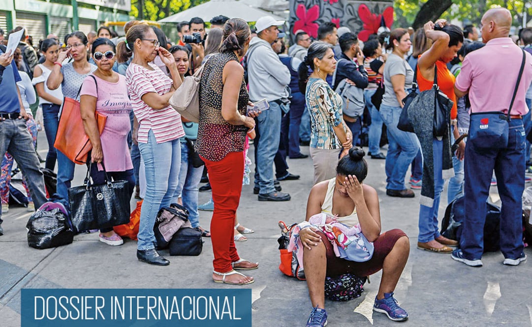 Venezolanos hacen una fila para intentar abordar unidades de transporte, en Caracas. El colapso del transporte suburbano ha aislado a las localidades de Guarenas y Guatire. (CRISTIAN HERNÁNDEZ. EFE)