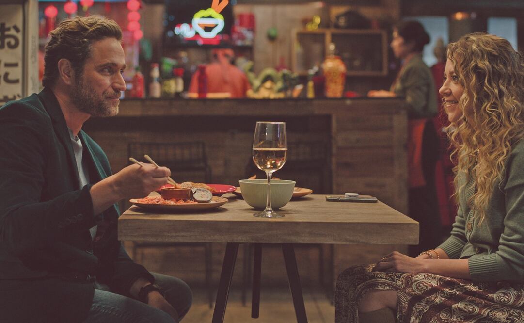 En el filme, Alicia (Fernanda Castillo) le confiesa a su marido Gallo (Michel Brown) que él no es el padre biológico de Benito, su hijo. Foto: de Netflix