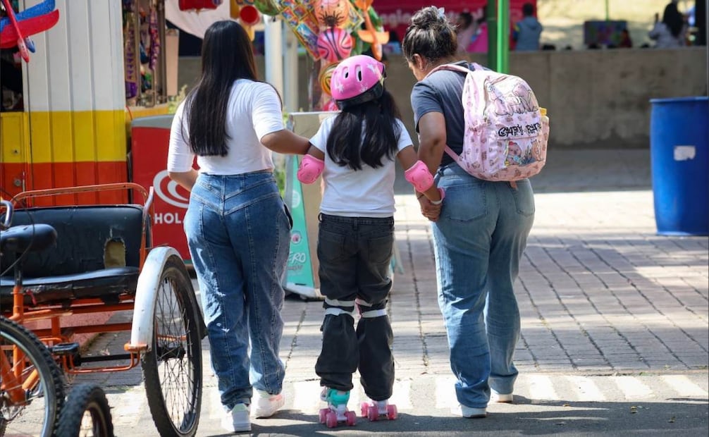 Familias asisten al Parque Tezozómoc para que niños estrenen los juguetes que les trajeron los Reyes Magos.
Foto: Luis Camacho/EL UNIVERSAL