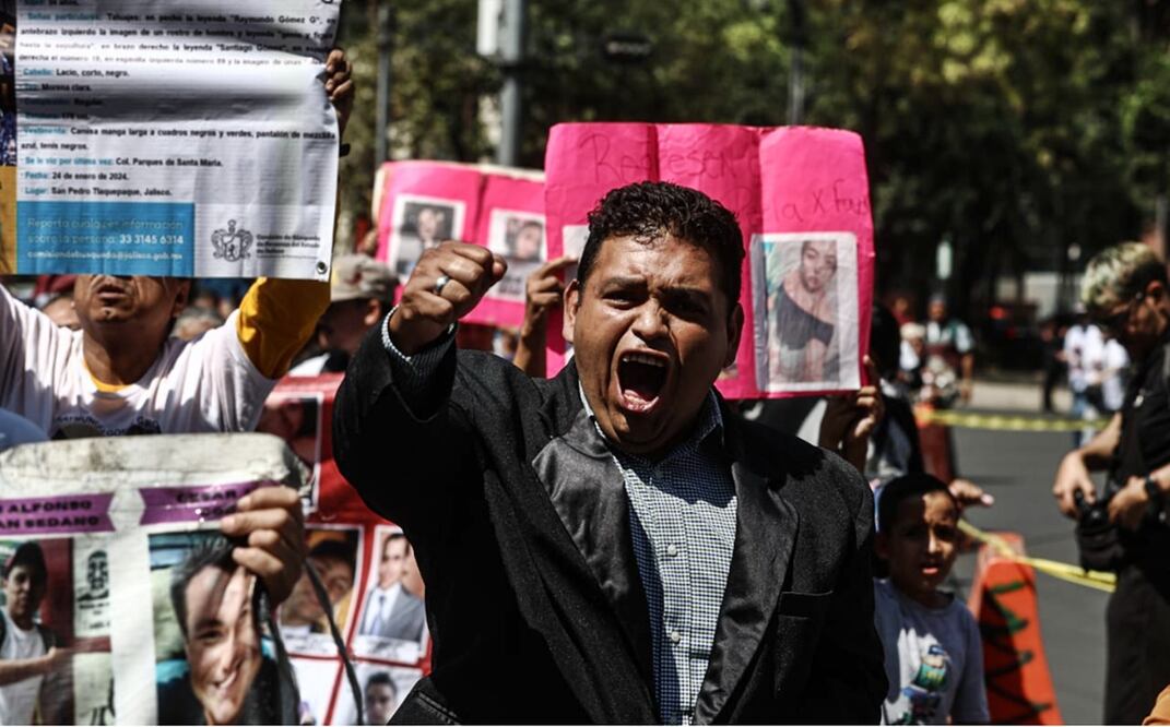 Colectivos de búsqueda de desaparecidos, provenientes de Jalisco, se manifestaron y pegaron fichas de búsqueda en la Glorieta de los Desaparecidos. Fotos: Gabriel Pano / EL UNIVERSAL