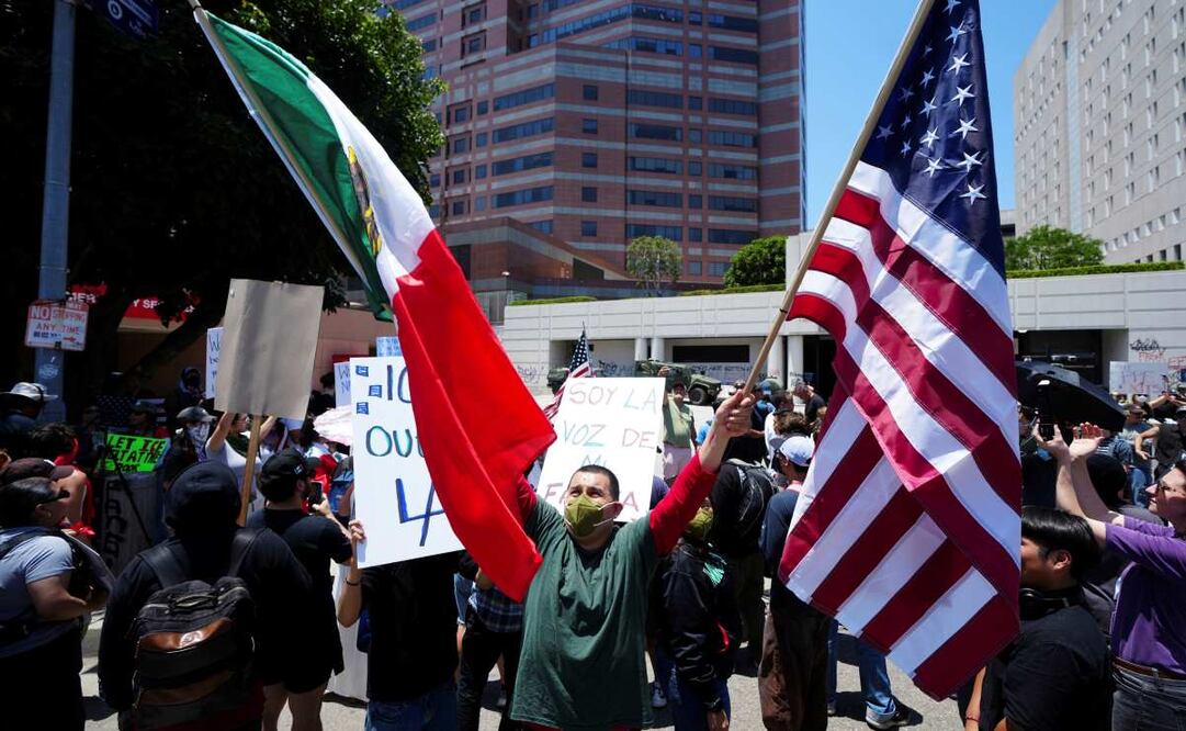 Manifestantes se reúnen para denunciar las operaciones de Servicio de Inmigración y Control de Aduanas de Estados Unidos el martes 10 de junio de 2025, en Los Ángeles. Foto: AP
