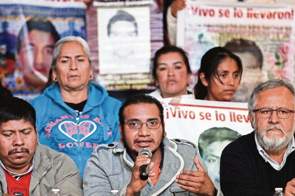 El abogado Vidulfo Rosales (centro) acudió a la PGR para presentar una denuncia penal contra el responsable de “pinchar” su teléfono celular (ARCHIVO EL UNIVERSAL)