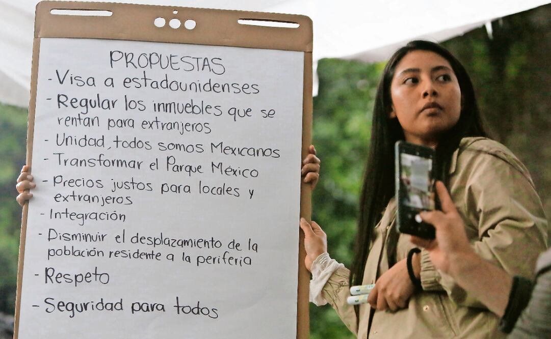 En el Parque España, vecinos de las colonias Roma y Condesa expusieron sus propuestas y dudas al secretario de Gobierno, César Cravioto, y otros funcionarios capitalinos. Foto: Darío Luna / EL UNIVERSAL