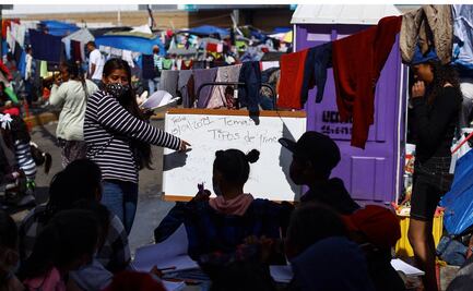Gobierno de Tijuana cerca con vallas campamento de migrantes “para protegerlos” 