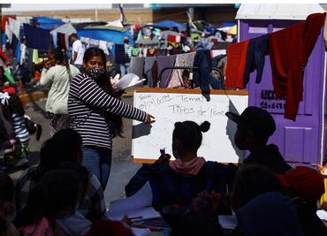 Gobierno de Tijuana cerca con vallas campamento de migrantes “para protegerlos”