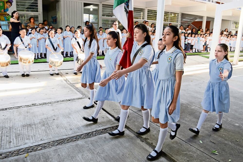 Las 20 mil escuelas ubicadas en los 122 municipios de Chiapas abrieron sus puertas, aunque horas después cerraron, porque los trabajos se centraron en la inscripción de estudiantes del segundo al sexto año en las escuelas primarias (ÓSCAR LEÓN)
