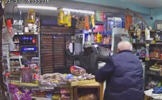 Adulto mayor sufre violento asalto al interior de su tienda en Pachuca; agresor logró huir