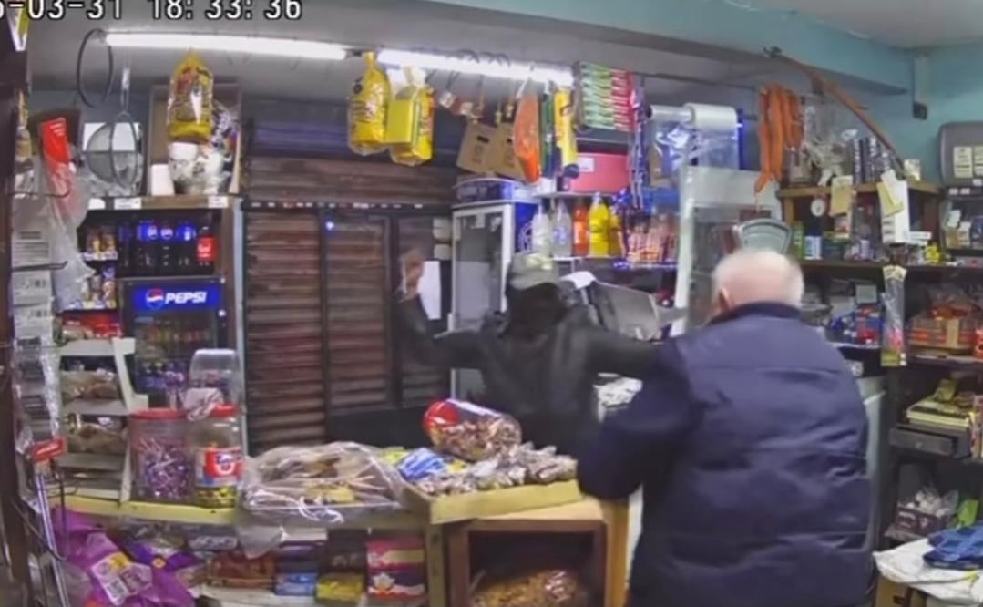 El asaltante arremetió de manera inmediata contra la víctima. Foto: Captura de pantalla