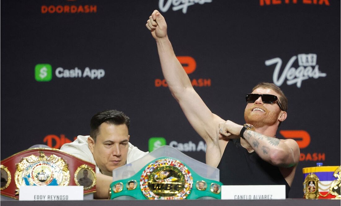 Eddy Reynoso y Canelo Álvarez durante la última conferencia antes del combate frente a Crawford. FOTO: AFP