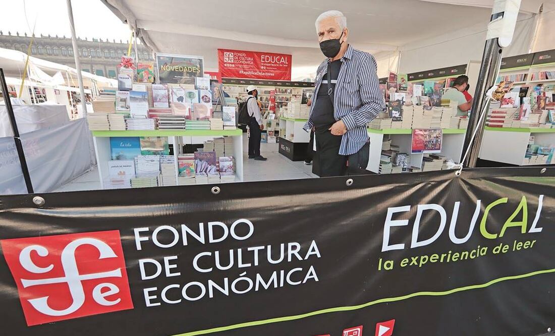 En la FIL Zócalo fue colocada una carpa en la que se ofrecen títulos de ambas editoriales como si fueran una sola. Foto: Berenice Fregoso/ EL UNIVERSAL.
