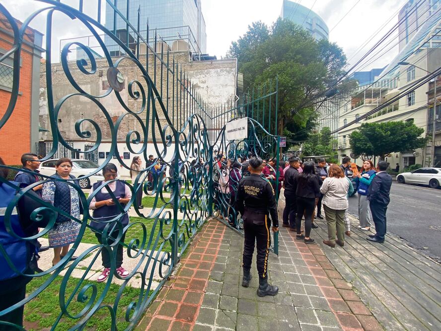 Cientos de personas fueron evacuadas de sus edificios por los microsismos y el temblor de 5.2 con epicentro en Guerrero. Foto: de Alberto Acosta. El Universal