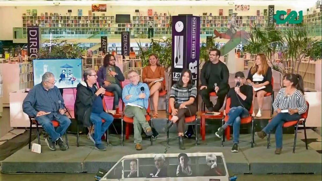 Abajo: Andrés Ruiz, Paco Taibo, Antonio Hernández Estrella y Eduardo Limón, entre dos promotoras; arriba: Ezra Alcázar, otra promotora, Víctor Santana y Sandra Montoya. Foto: Especial