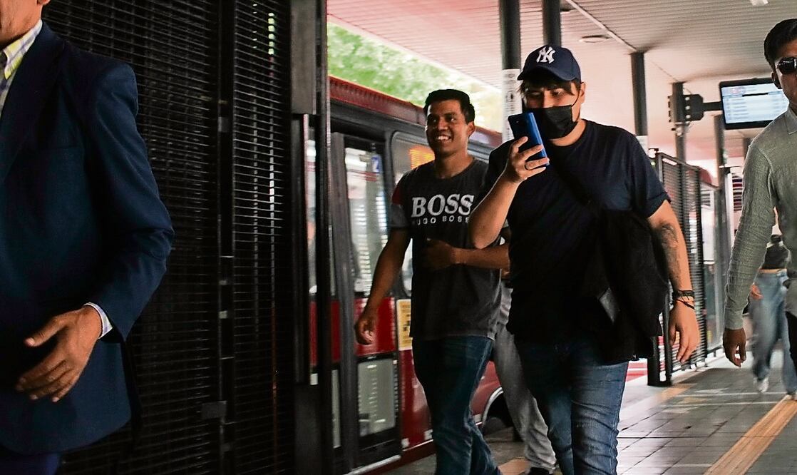 Ante el repunte de casos positivos de Covid-19, los capitalinos han optado por usar el cubrebocas en mercados, plazas comerciales y el transporte público. Fotos de Rafael García y Jorge Medellín