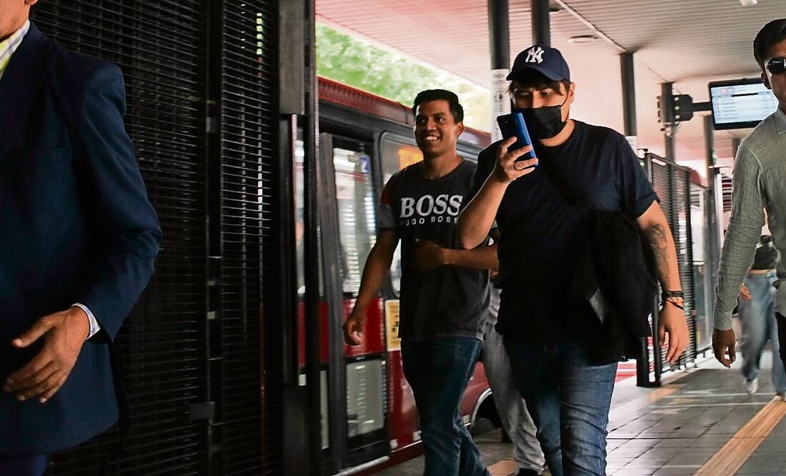 Ante el repunte de casos positivos de Covid-19, los capitalinos han optado por usar el cubrebocas en mercados, plazas comerciales y el transporte público. Fotos de Rafael García y Jorge Medellín