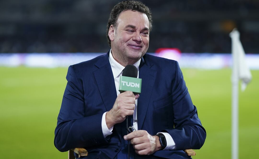 David Faitelson sosteniendo un micrófono de TUDN - Foto: Imago7