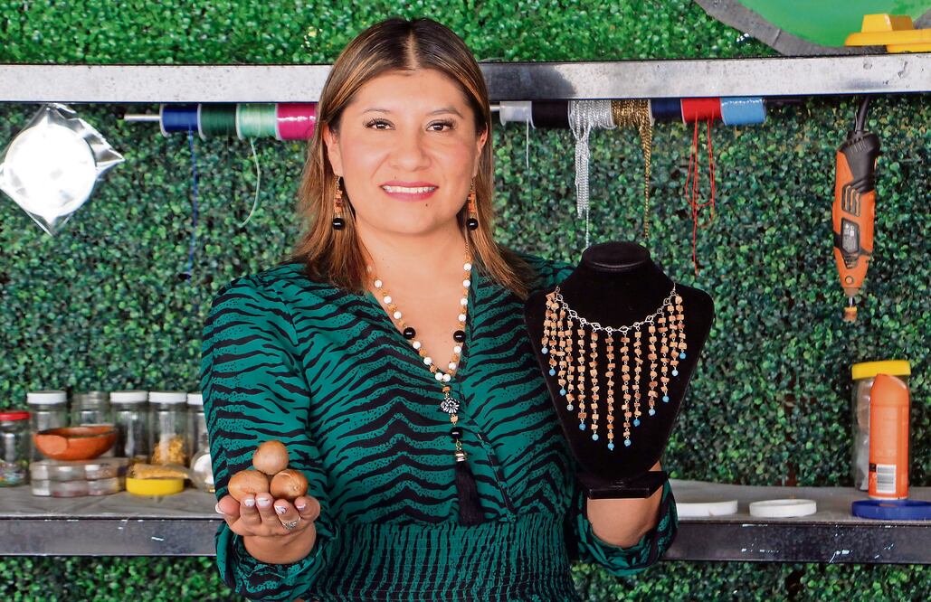 Isabel Tlapacoyoa Rojas emprendió su negocio de joyería elaborada con hueso de aguacate, pues quería dejar al visitante de Atlixco un recuerdo emblemático del lugar. Fotos de Omar Contreras