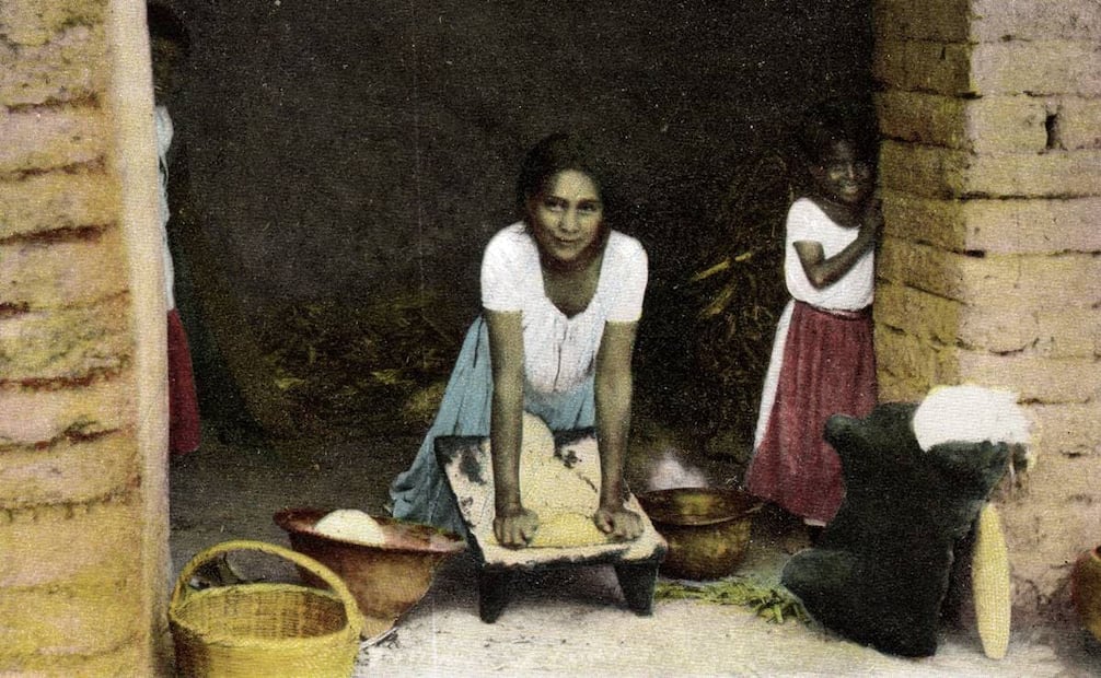 Las tortillas hechas a mano siguen presentes en la vida diaria de muchas mesas mexicanas, pero postales como esta nos recuerdan que por siglos fueron la única versión de este producto. Colección Villasana.