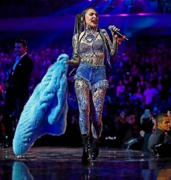 Belinda impacta con tatuajes en todo el cuerpo