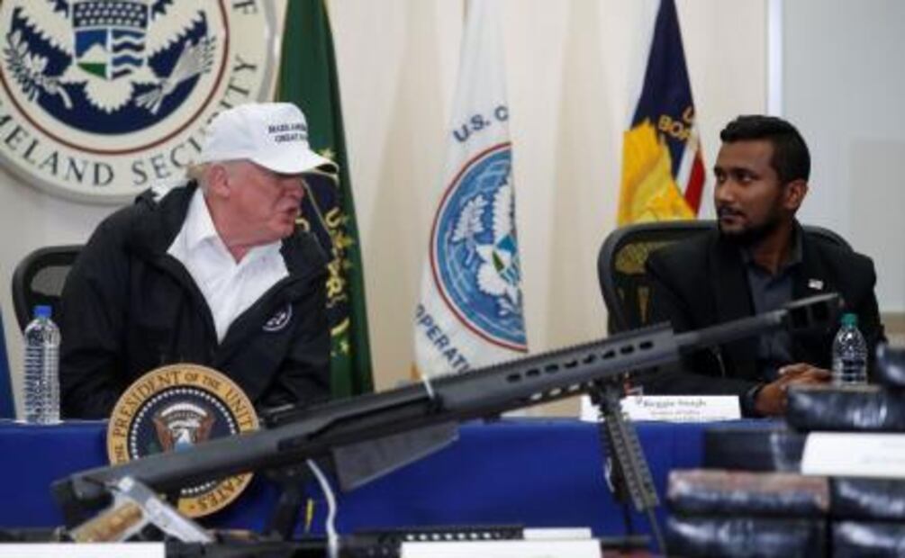 Muestran a Trump armas y droga incautadas por la Patrulla Fronteriza