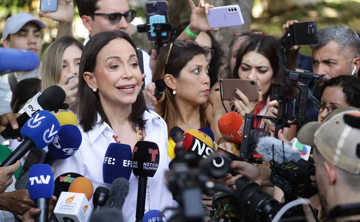 La líder de la oposición Venezolana, María Corina Machado, ofrece declaraciones luego de votar este domingo, en un centro de votación en Caracas. Foto: EFE