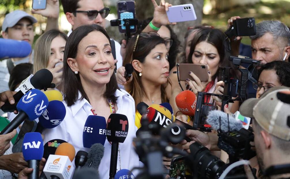 La líder de la oposición Venezolana, María Corina Machado, ofrece declaraciones luego de votar este domingo, en un centro de votación en Caracas. Foto: EFE