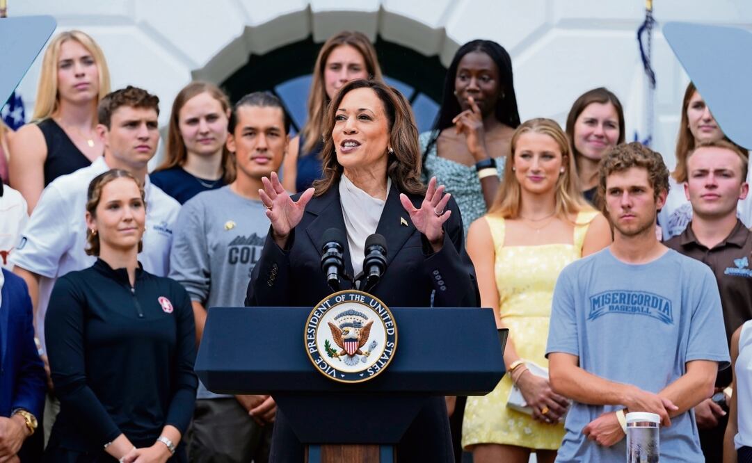 La vicepresidenta de EU, Kamala Harris, habla en el jardín de la Casa Blanca, durante un evento con atletas universitarios. Foto: Susan Walsh | AP