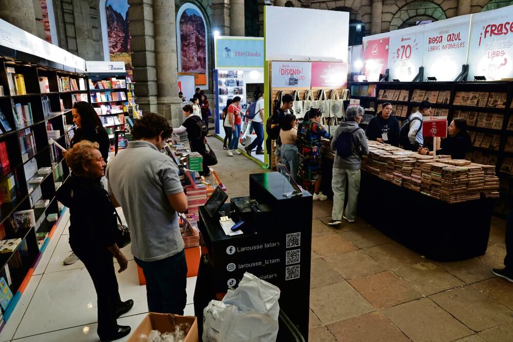 Ayer, en la inauguración de la Feria Internacional del Libro del Palacio de Minería, poca gente caminaba por sus pasillos. El año pasado, al encuentro llegaron menos
asistentes, 70 mil, cuando antes de la pandemia registraba 120 mil visitantes.