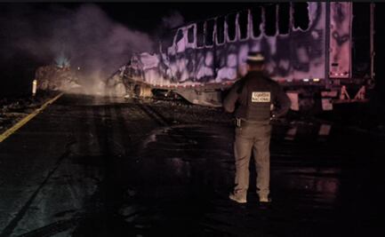 Tras bloqueo con tráileres incendiados, reabren la Maxipista Mazatlán-Culiacán; hallan cuerpo con chaleco táctico