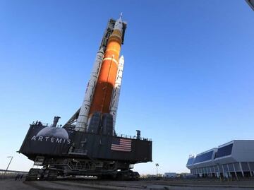 Artemisa I da sus primeros pasos para regresar al humano a la Luna: alistan megacohete para prueba