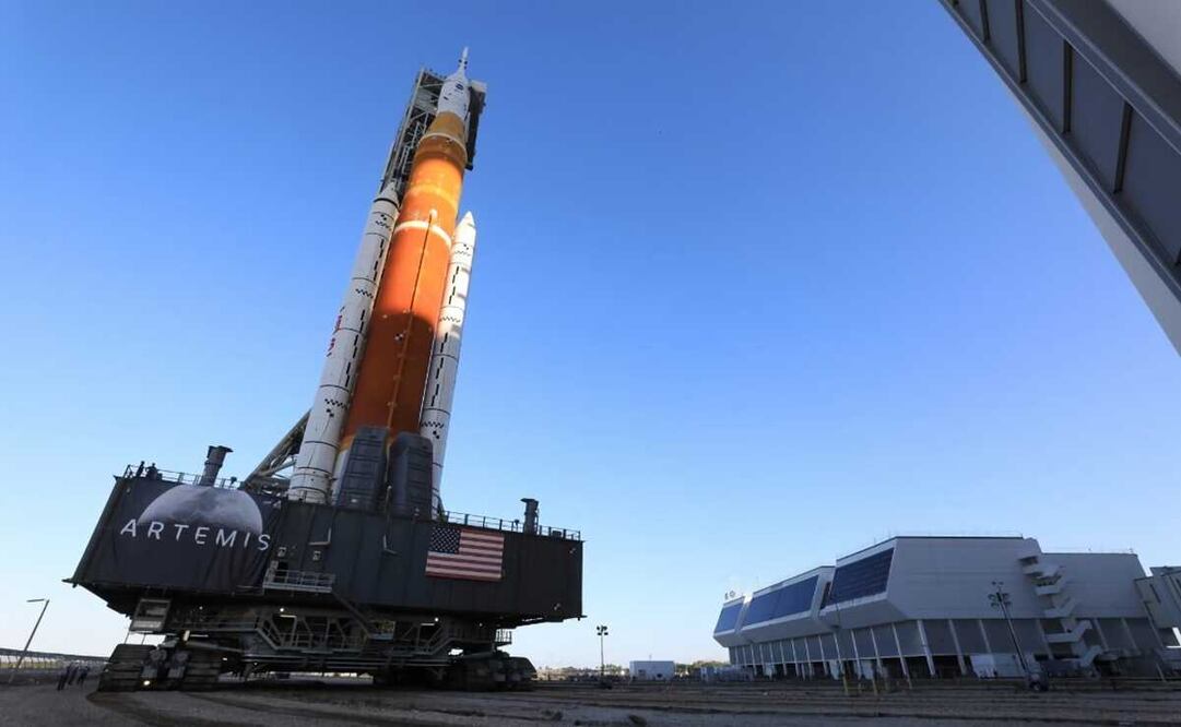 El cohete del Sistema de Lanzamiento Espacial (SLS), que lleva la nave espacial Orion en el Centro Espacial Kennedy, Florida. Foto: EFE/ NASA