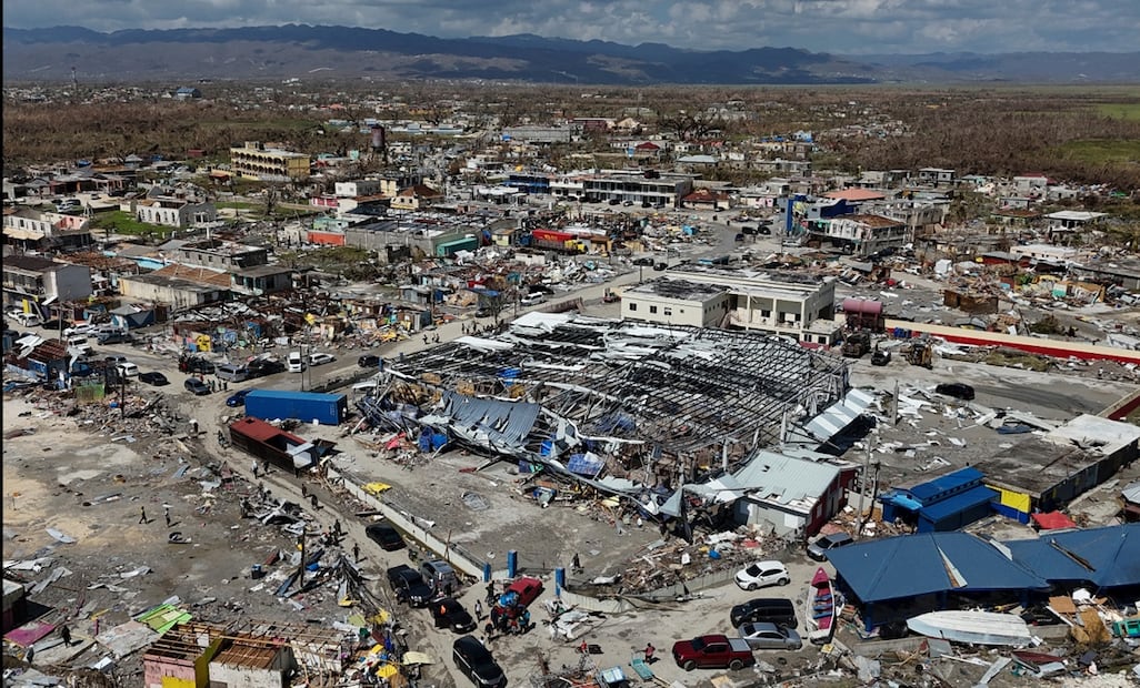 Vista de los daños causados por el huracán Melissa en su paso por Black River, Jamaica, el jueves 30 de octubre de 2025. Foto: AP