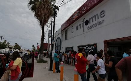 Padres de familia esperan hasta 3 horas para comprar un uniforme en La Paz, BCS