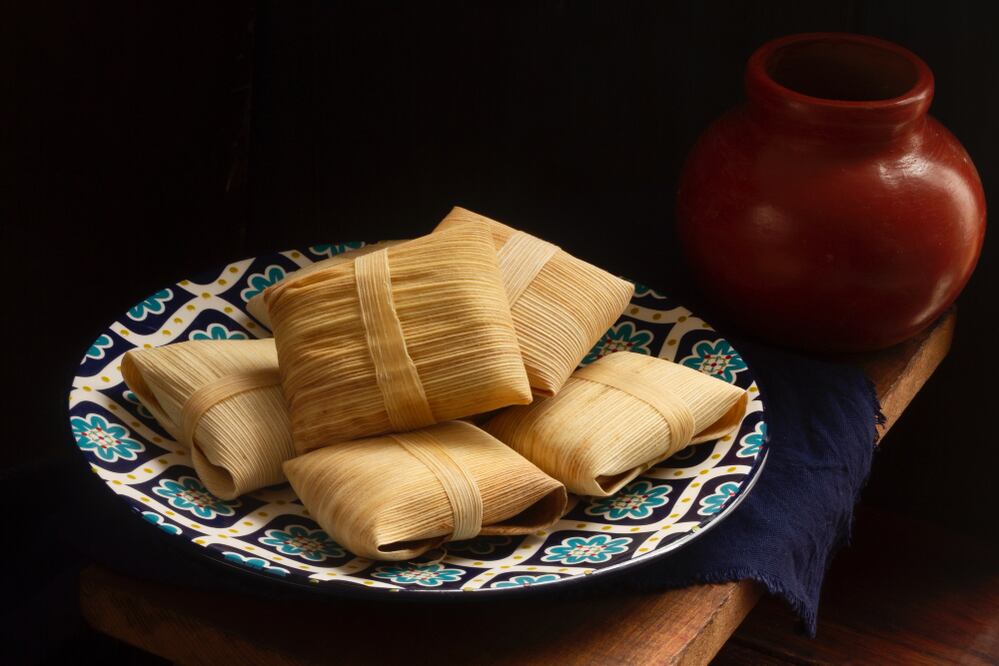 Los tamales y el atole son platillos tradicionales pero con un alto contenido calórico. Foto: Freepik