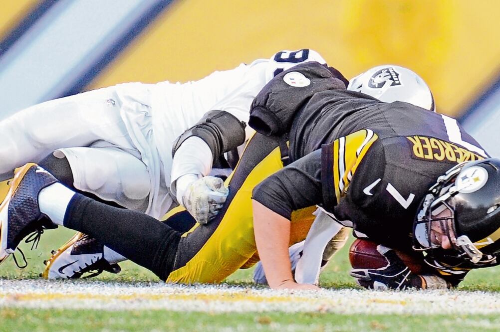El linebacker Aldon Smith le cayó encima en el pie izquierdo a Ben (DON WRIGHT. AP)
