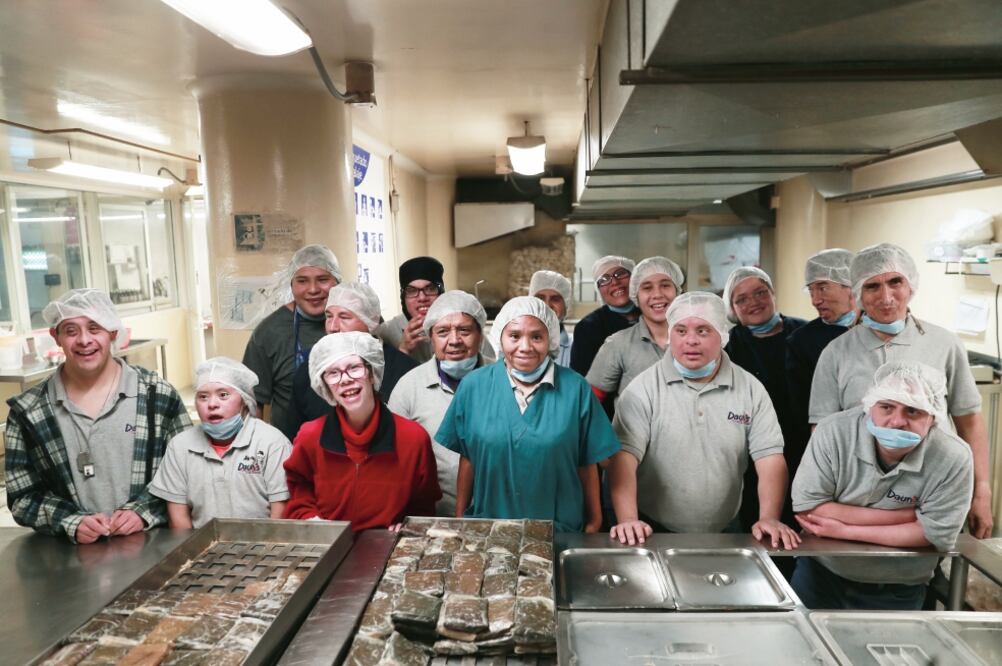 Son 16 personas las que se mueven veloz por la cocina de la asociación. Algunos dicen que les gusta cocinar, pero que aspiran a laborar en otras áreas, como en oficinas o cines, pero dan todo en el proyecto en que se encuentran. (FOTOS: ALEJANDRA LEYVA.)