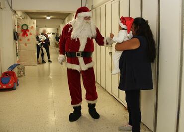 Santa Claus lleva regalos a hijos de presas en Santa Martha Acatitla