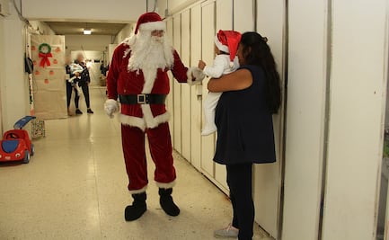 Santa Claus lleva regalos a hijos de presas en Santa Martha Acatitla