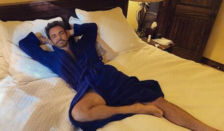 Eugenio Derbez festeja el 14 de febrero oliendo a Rosa Venus