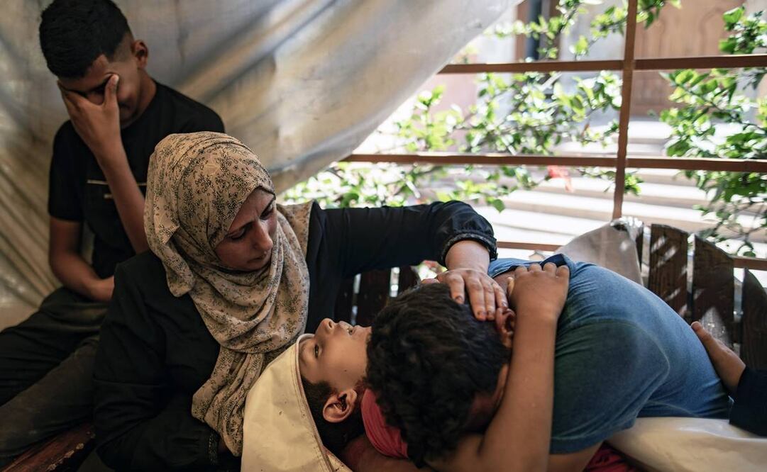Un padre palestino abraza el cuerpo de su hijo muerto en el Hospital Nasser tras un ataque aéreo israelí en la zona de Al-Mawasi de Khan Yunis. Foto: EFE