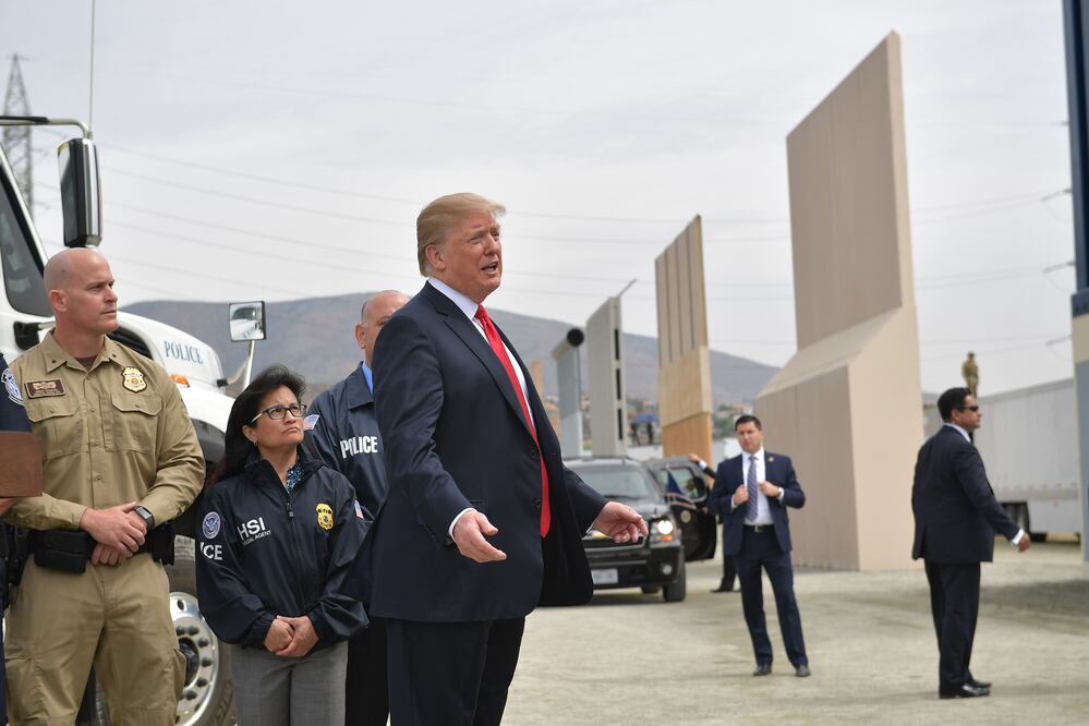 Trump destacó el "tremendo dinero" para la frontera que contiene su "gran y hermoso proyecto de ley" que firmó el 4 de julio y que contempla un récord de 170 mil millones de dólares para seguridad fronteriza, el Servicio de Inmigración y Control de Aduanas (ICE, en inglés) y construir nuevos centros de detención. Foto: AFP