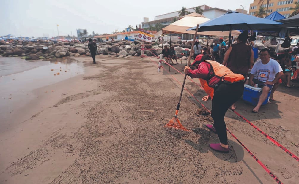 Elementos de la Marina se dedican a recoger el chapopote que se observa en la playa. Diego Prado/ EL UNIVERSAL