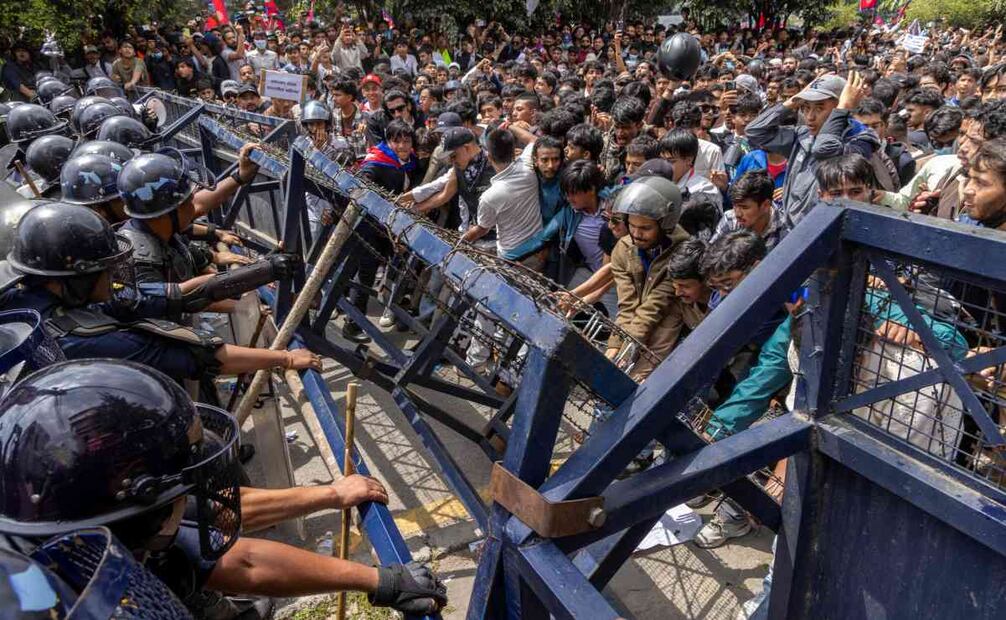 Manifestantes se enfrentan a la policía frente al parlamento este lunes, en Katmandú (Nepal). Jóvenes manifestantes se congregaron en la capital para exigir el fin de la corrupción y el levantamiento de la prohibición de redes sociales. El gobierno cerró 26 plataformas, incluyendo Facebook, YouTube, Instagram y WhatsApp, tras negarse a registrarse en Nepal. Al menos seis personas murieron y decenas resultaron heridas durante la protesta. Foto: EFE