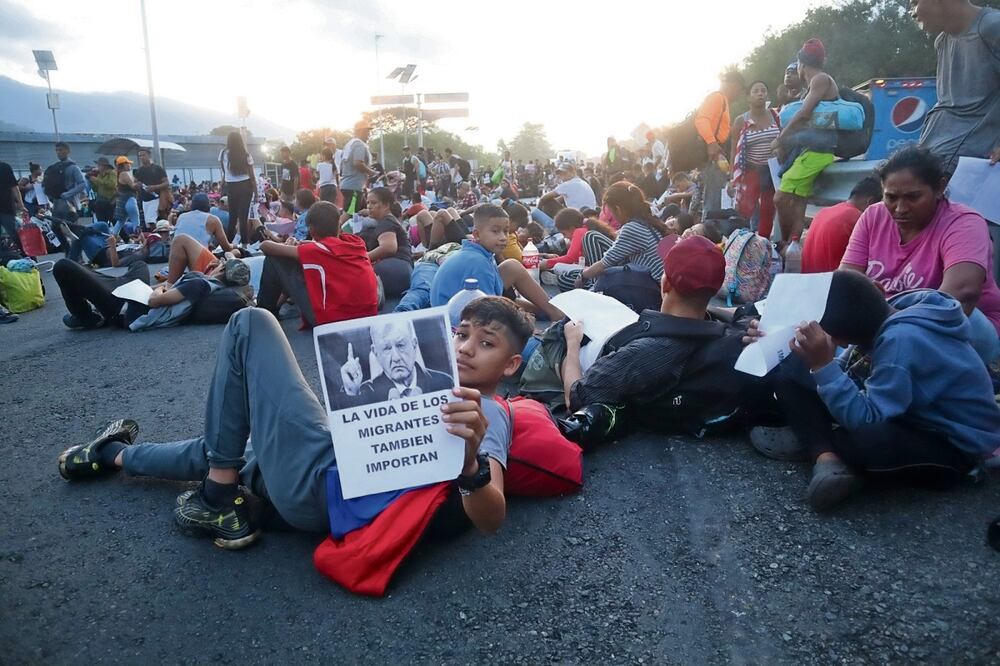 En el plantón, los migrantes mostraron unos volantes con el rostro del presidente de México, Andrés Manuel López Obrador, con la leyenda: “Las vidas de los migrantes también importan”. Foto: María de Jesús Peters | El Universal