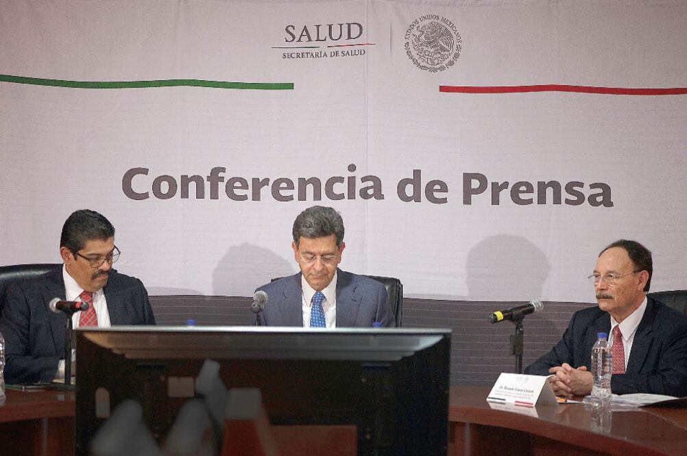 Pablo Kuri, subsecretario de Prevención y Promoción de la Salud (centro), pidió a la población atender las recomendaciones para prevenir el zika, entre ellas evitar la acumulación de agua (JUAN CARLOS REYES. EL UNIVERSAL)