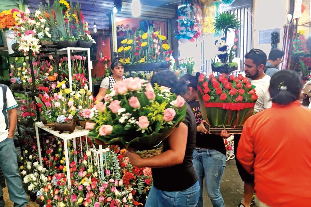 Compradores se quejan de que los precios de los arreglos florales son 20% más caros por el Día de las Madres, en comparación con los costos que vieron la semana pasada en este mismo lugar (EDUARDO HERNÁNDEZ. EL UNIVERSAL)