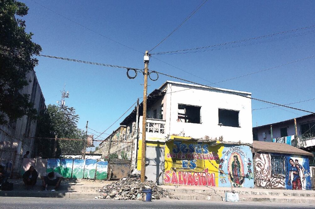 En el predio de un hotel abandonado, Carmen Judith encontró el teléfono celular y restos óseos de su hijo, quien desapareció en noviembre de 2012 (GABRIELA MARTÍNEZ. EL UNIVERSAL)