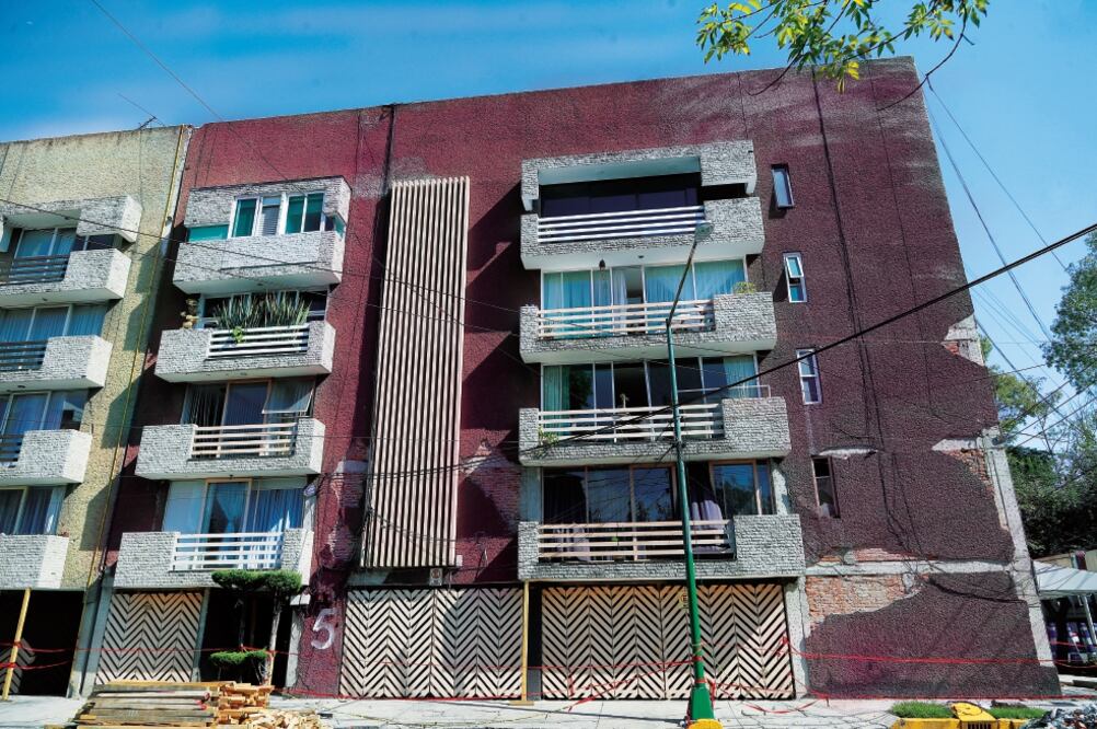 La zona es acordonada por listones rojos para evitar que las personas ingresen al inmueble por el riesgo que éste presenta. (ALEJANDRO ACOSTA. EL UNIVERSAL)