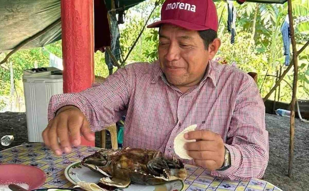 Dirigente de Morena en Macuspana "presume" haber consumido tortuga protegida en México. Foto: Facebook @Toño Silvan.