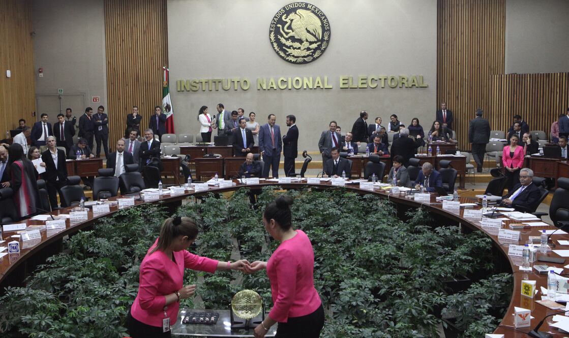 El INE ejerció la “amplísima libertad de configuración” que le dio el Congreso de la Unión para la distribución de prerrogativas bajo una premisa de igualdad, señalan (ADRIÁN HERNÁNDEZ / EL UNIVERSAL)