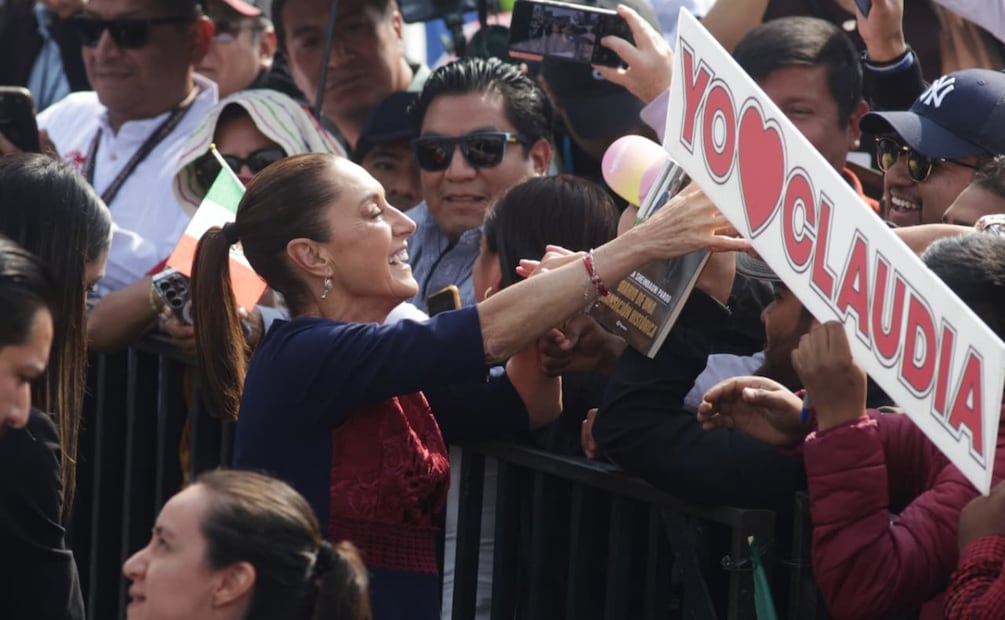La presidenta de México Claudia Sheinbaum Pardo saluda a las y los mexicanos antes de su discurso en el Zócalo de la CDMX (06/12/2025). Foto: Carlos Mejía / EL UNIVERSAL